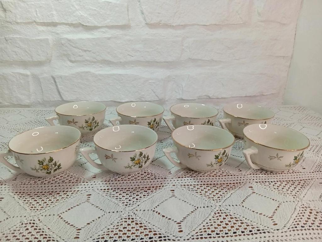 Très jolies tasses à café en porcelaine blanche