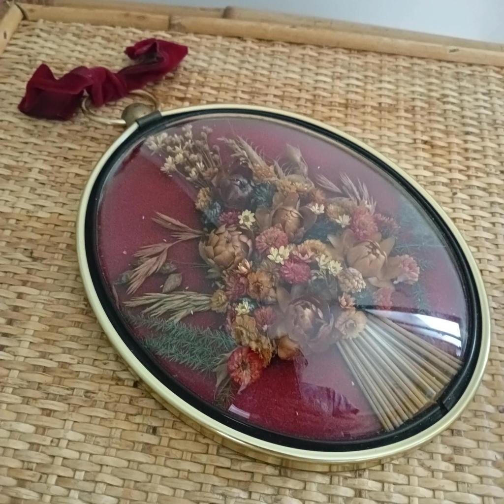 Très joli cadre vintage fleurs séchées verre bombé