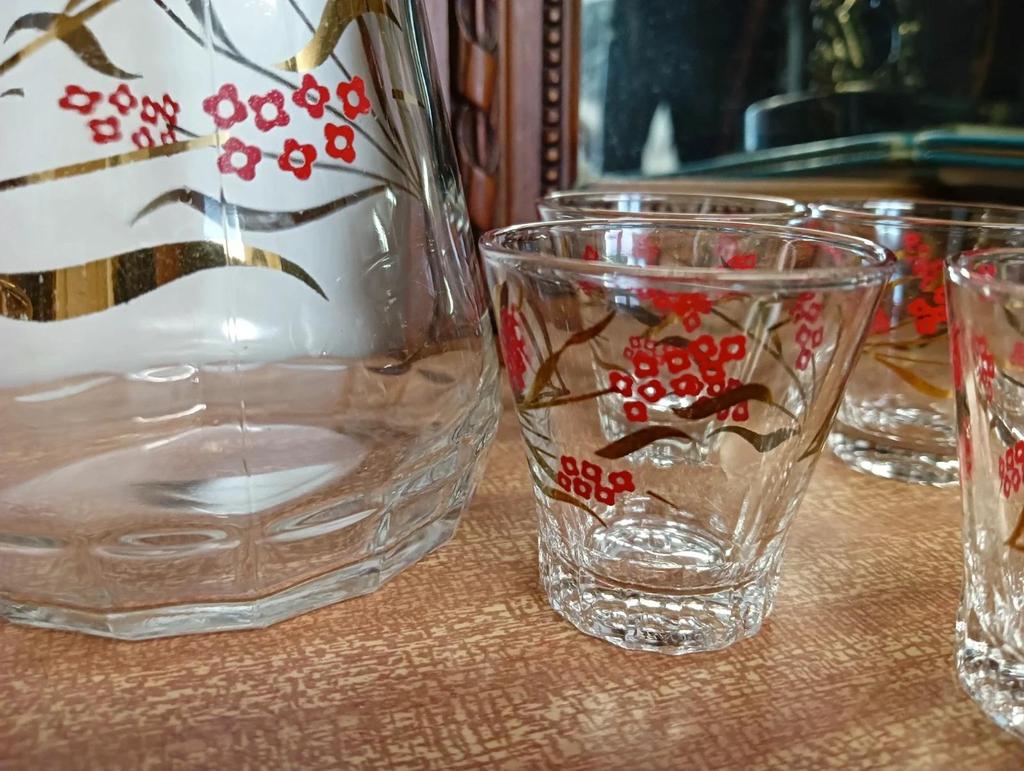 Très jolie ancienne carafe et verres année 60