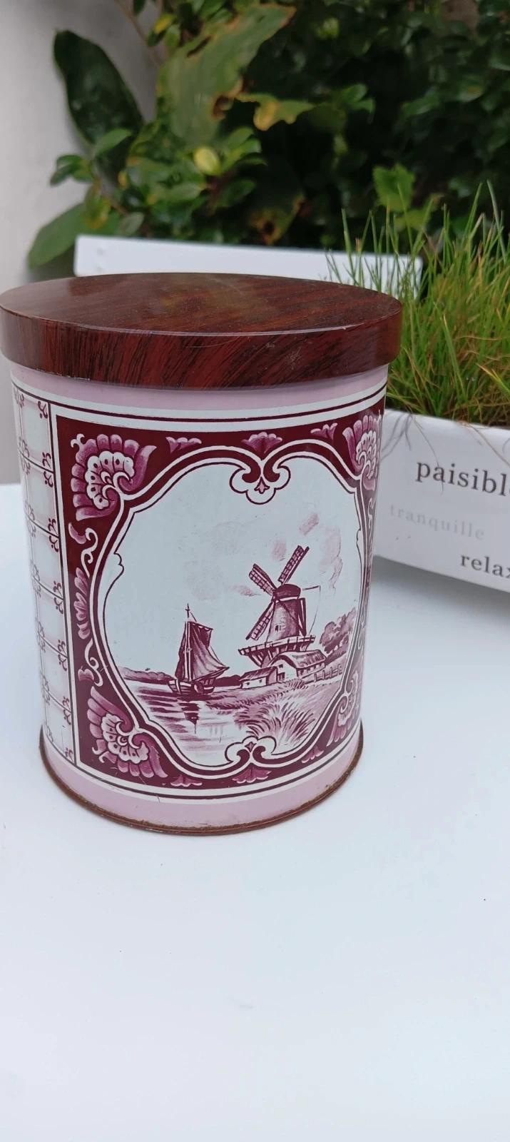 Très jolie boîte métallique lithographiée