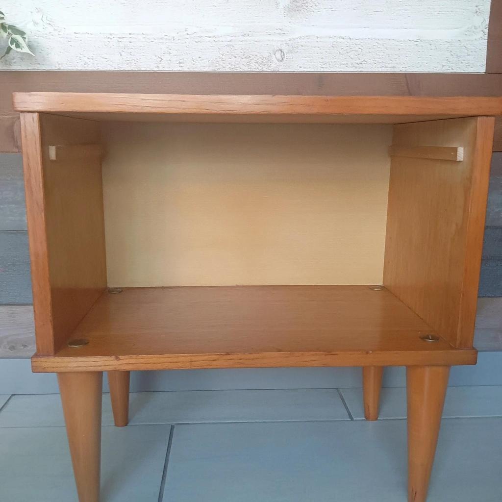 Très élégante table de chevet vintage