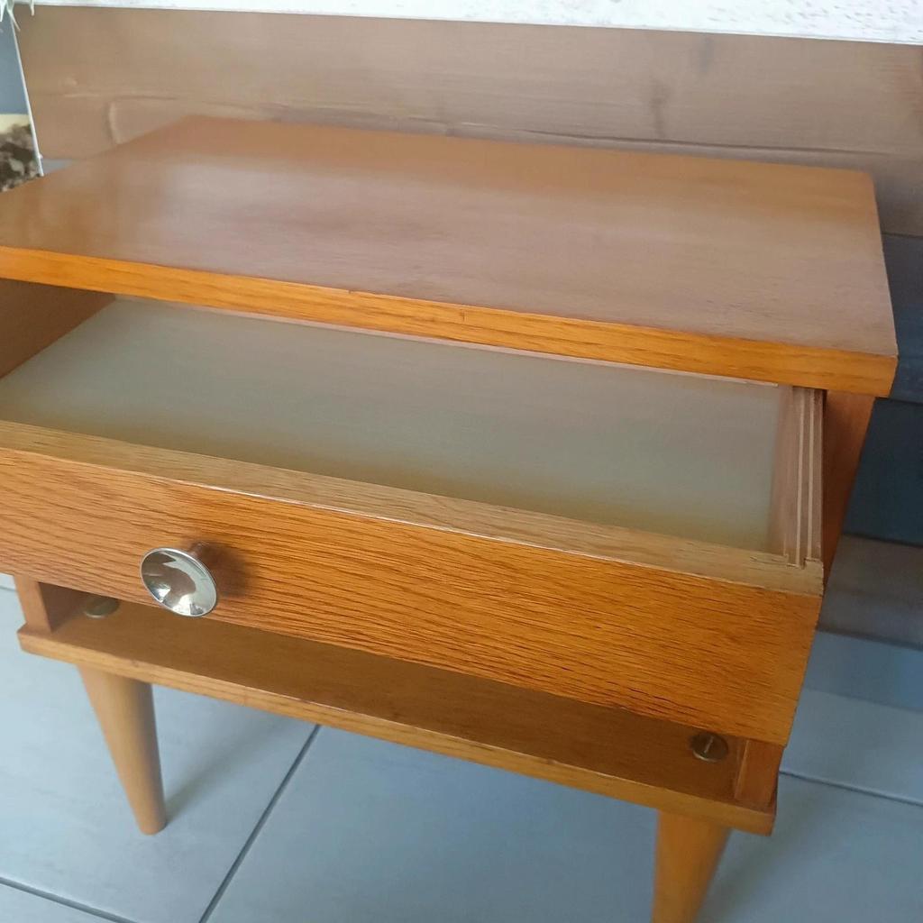 Très élégante table de chevet vintage