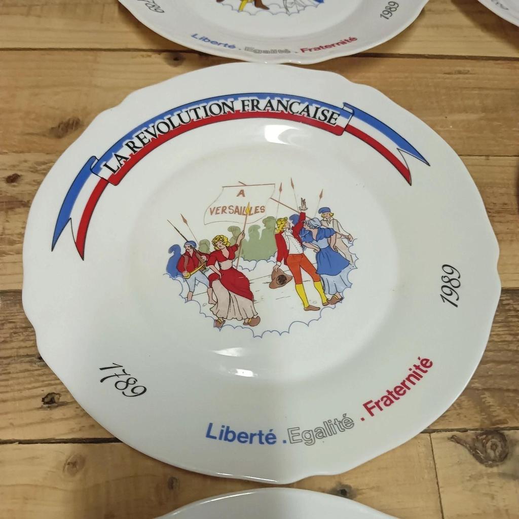 Très joli lot d'anciennes assiettes commémorative de la révolution française