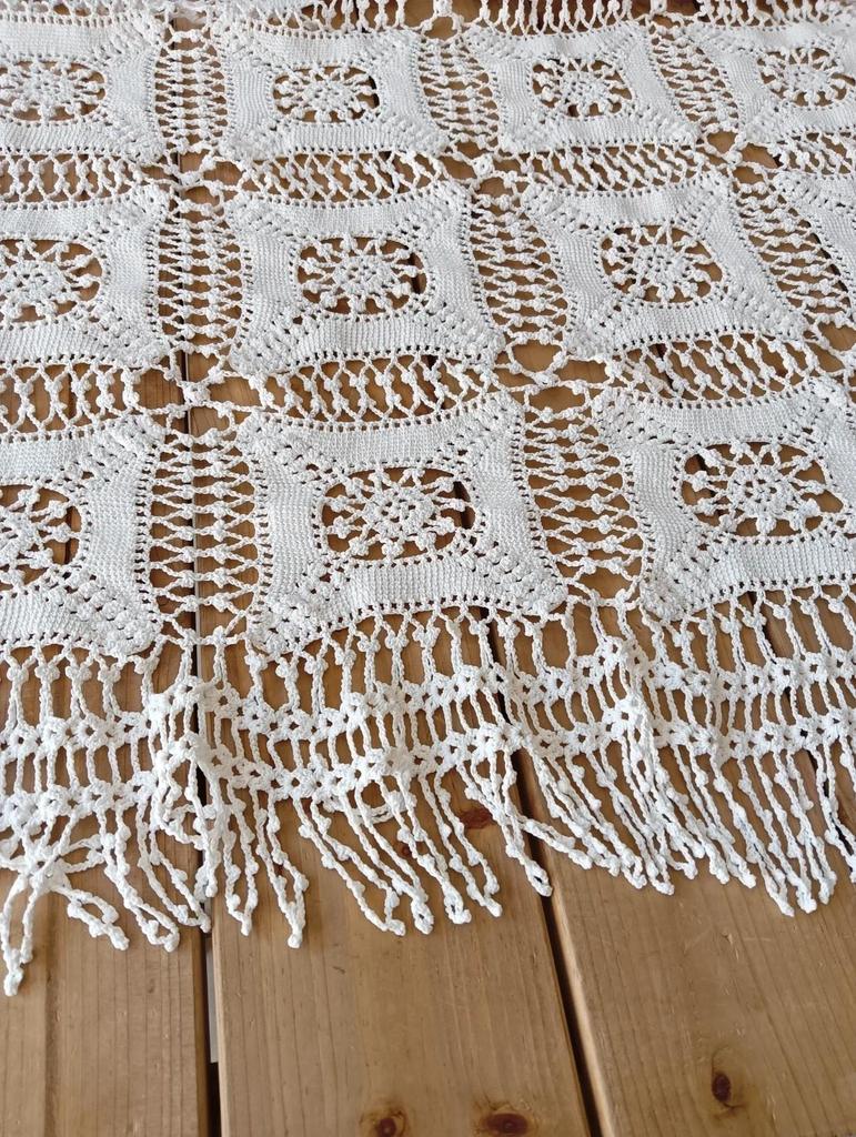 Très jolie ancienne nappe ou jetée de canapé