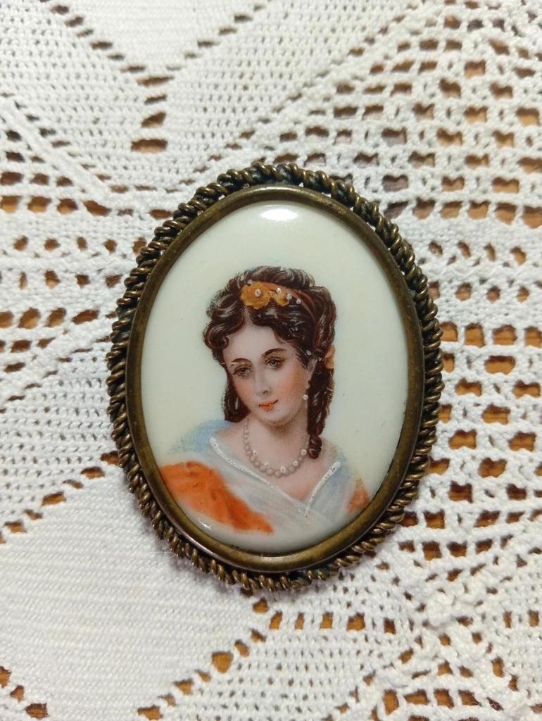 Très jolie broche