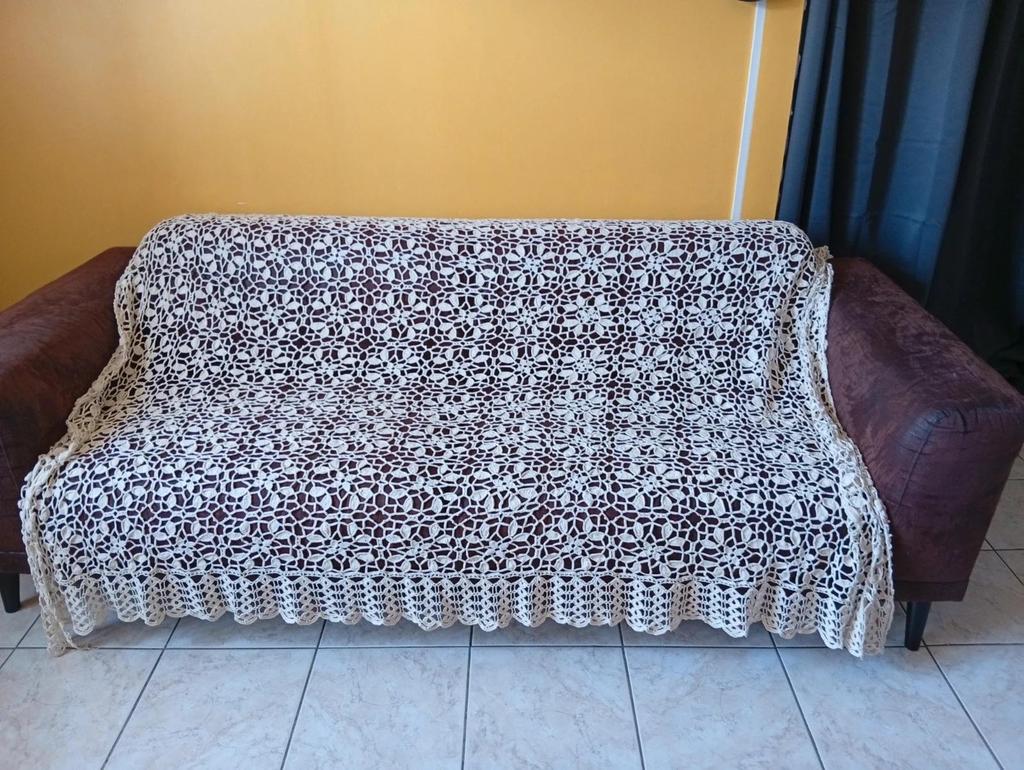 Très joli couvre-lit/jeté de canapé au charme d'antan