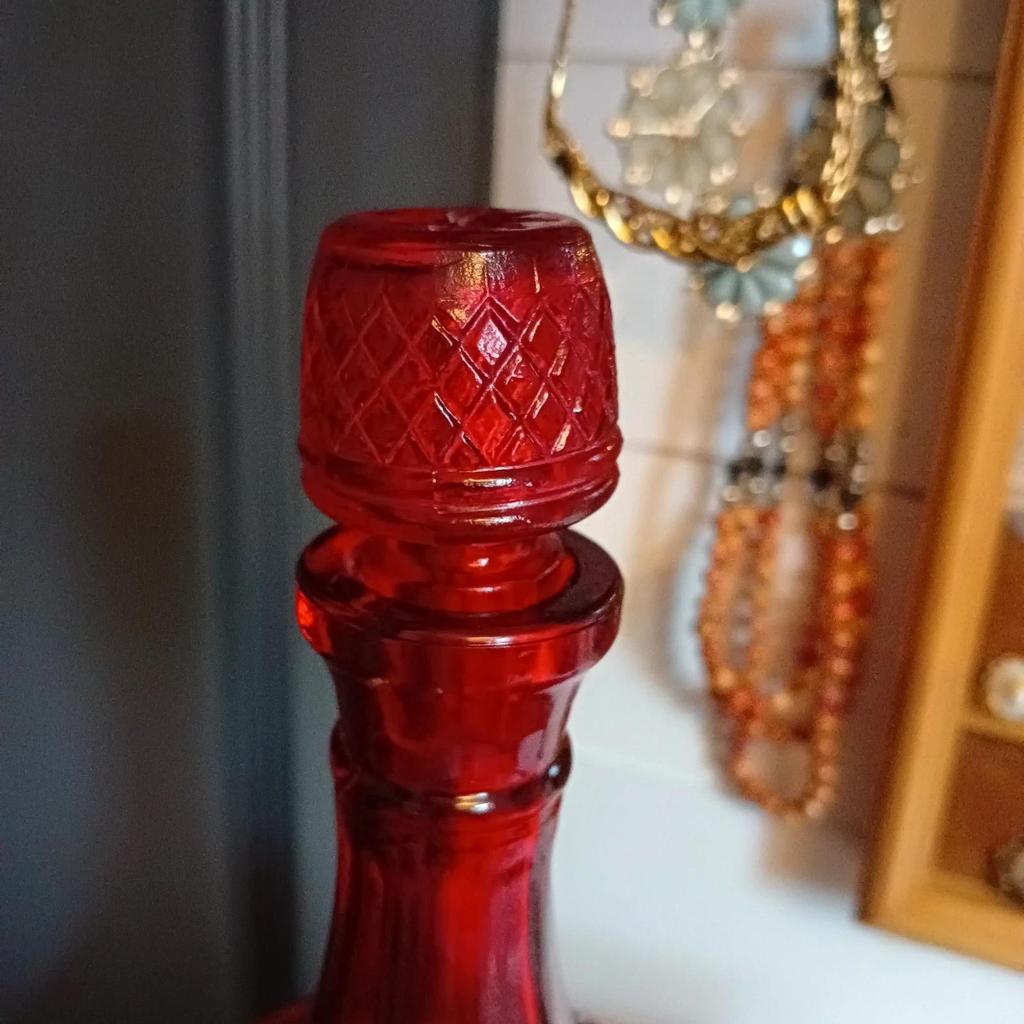Très jolie ancienne carafe en verre rouge