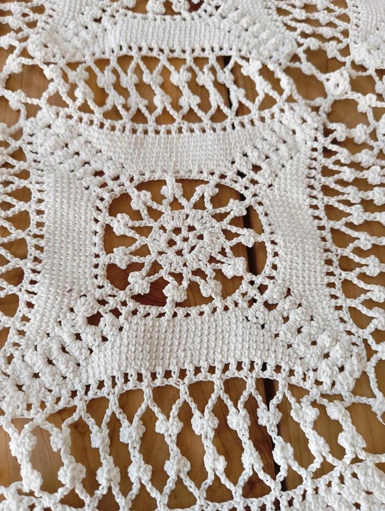 Très jolie ancienne nappe ou jetée de canapé