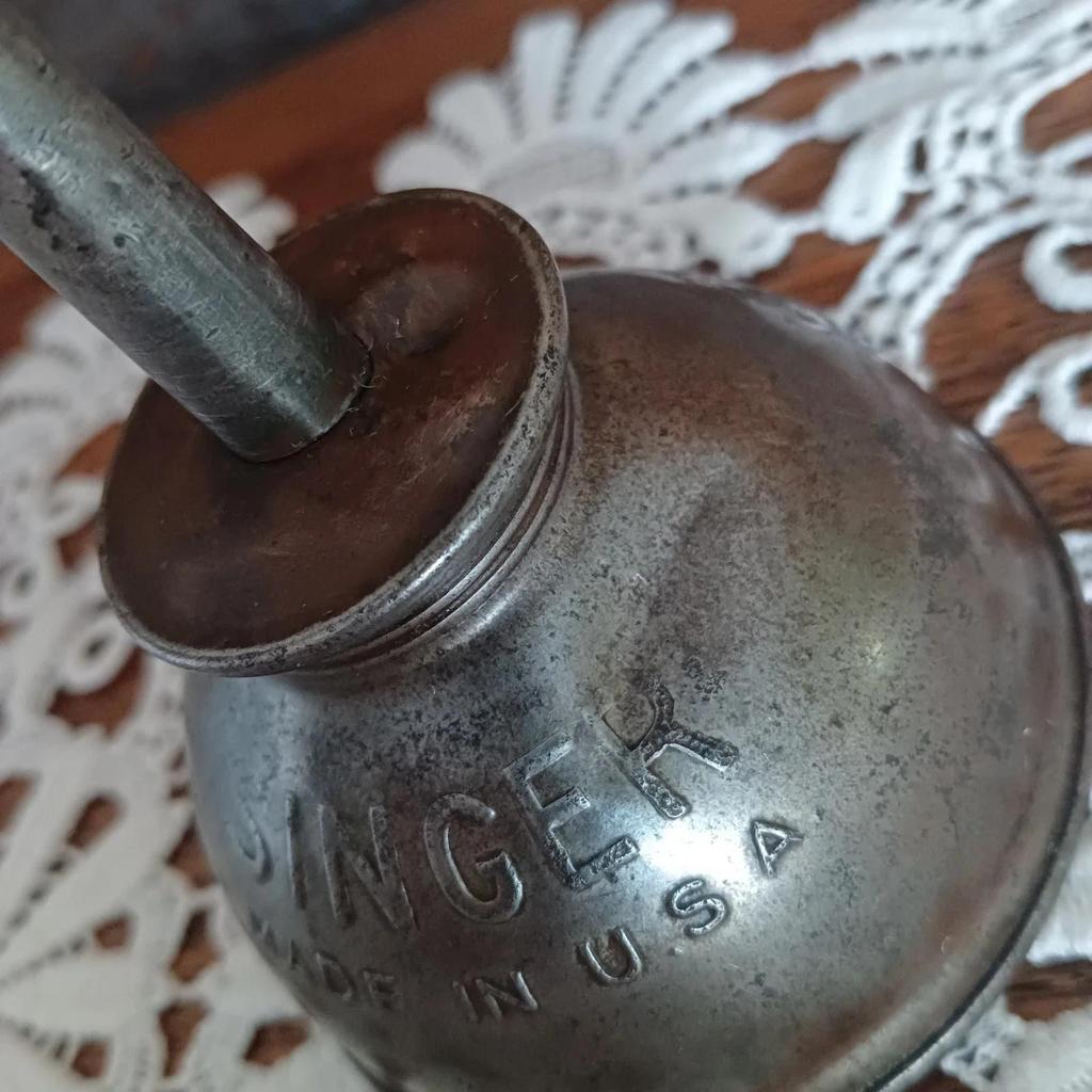 Très jolie ancienne grande burette à huile Singer