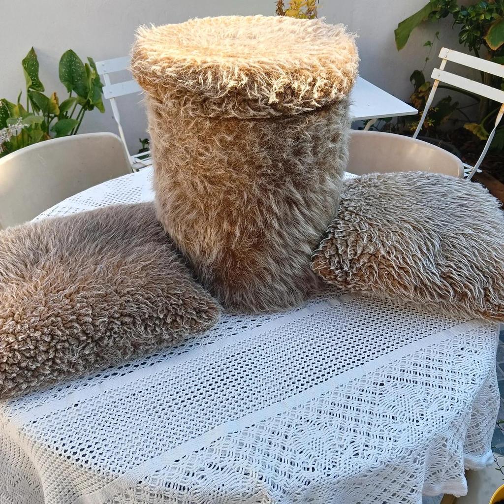 Très joli ensemble pouf et coussins fausse fourrure vintage