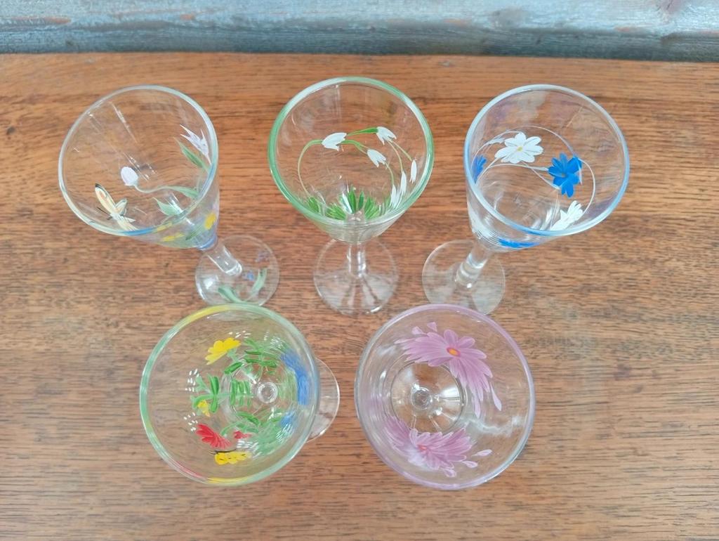 Très jolis verres à liqueur