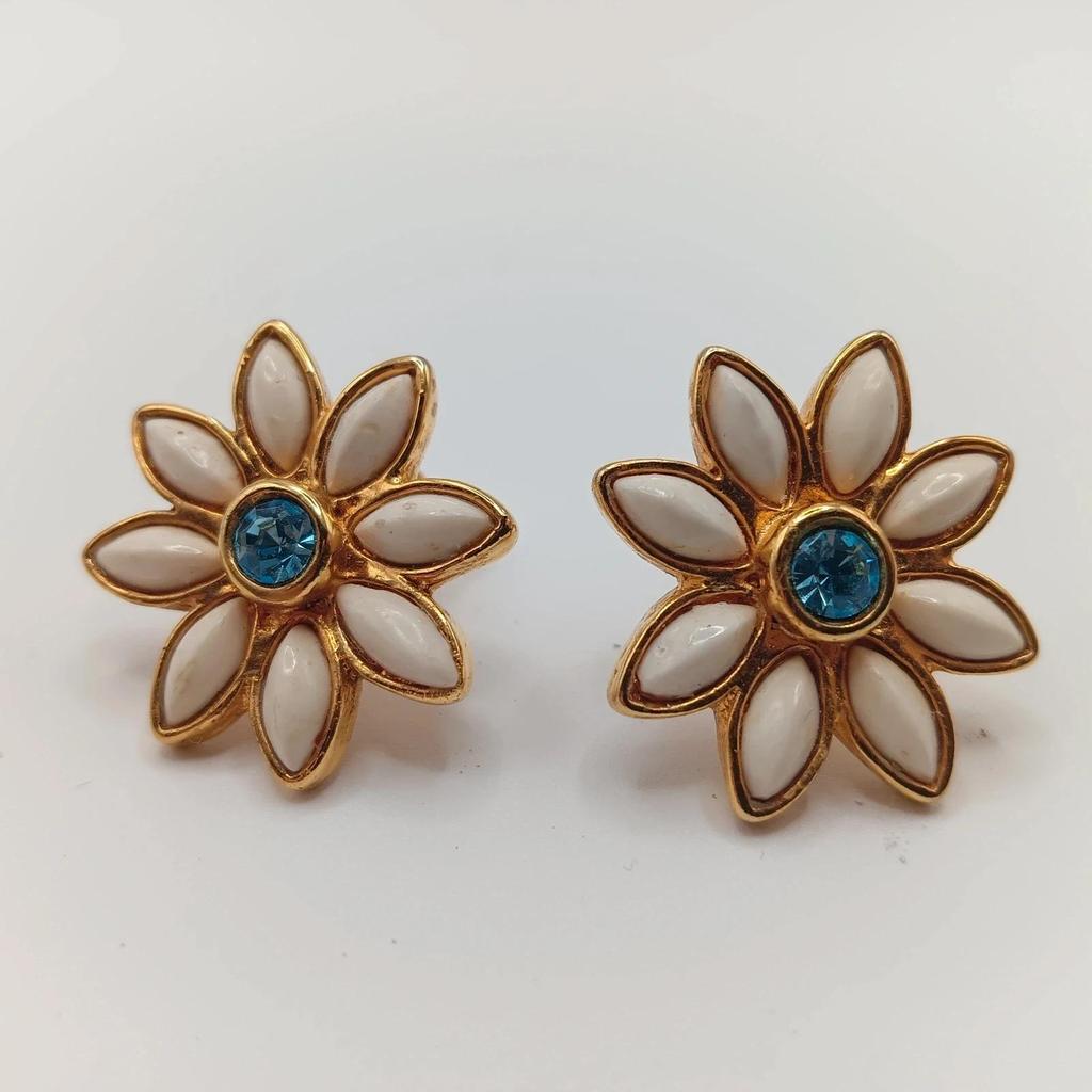 Très jolie paire de boucles d'oreilles fantaisie vintage