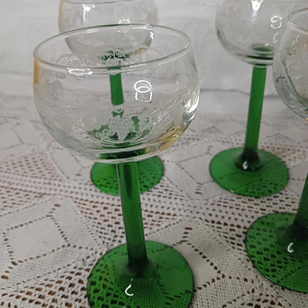 Très jolis verres à vin ou liqueur vintage