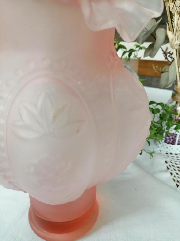 Ancien vase art déco en verre dépoli rose