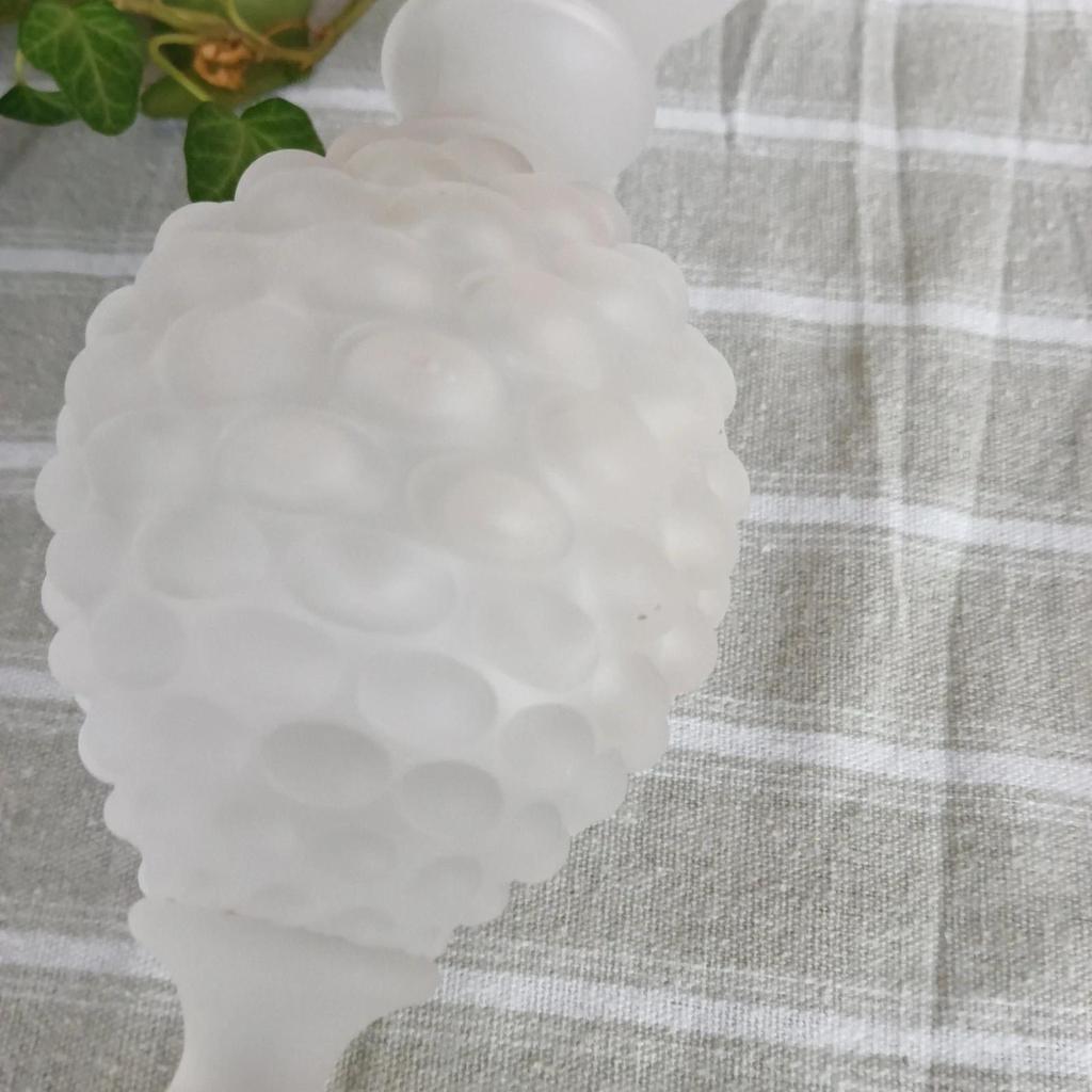 Très joli ancien vase en verre dépoli