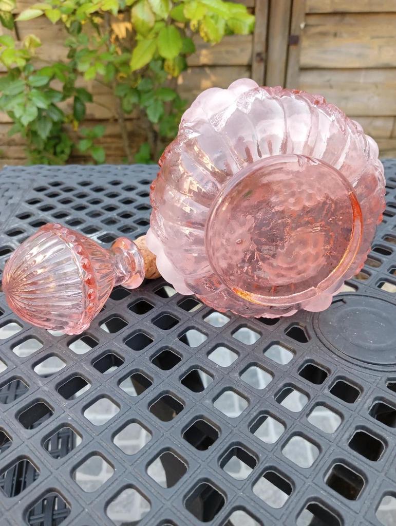 Très jolie ancienne carafe en verre dépoli