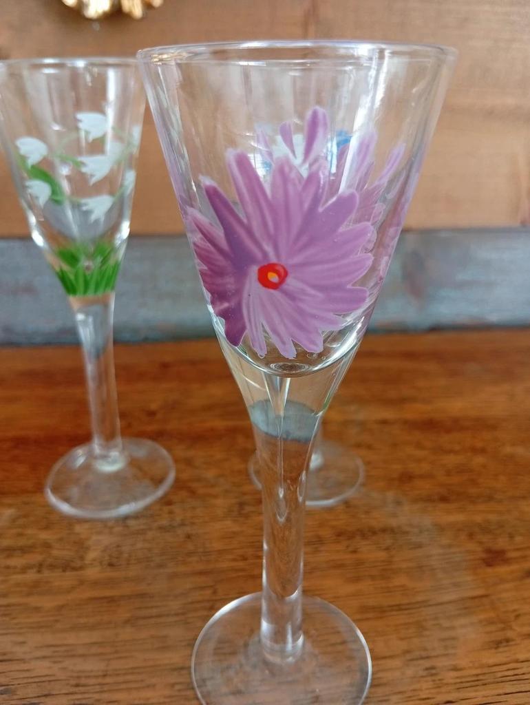 Très jolis verres à liqueur