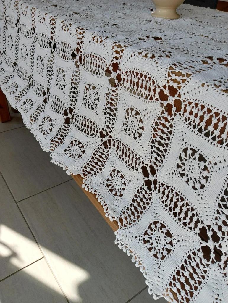Très jolie ancienne nappe ou jetée de canapé