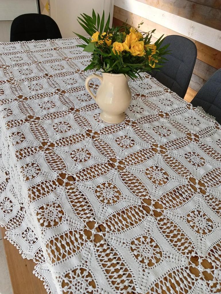 Très jolie ancienne nappe ou jetée de canapé