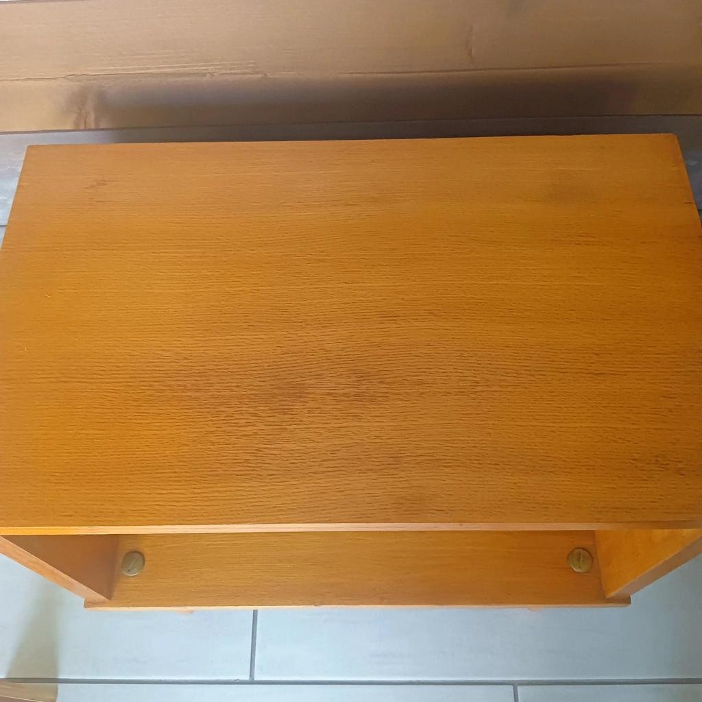 Très élégante table de chevet vintage