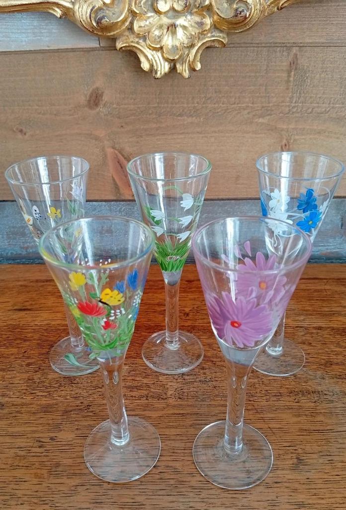 Très jolis verres à liqueur