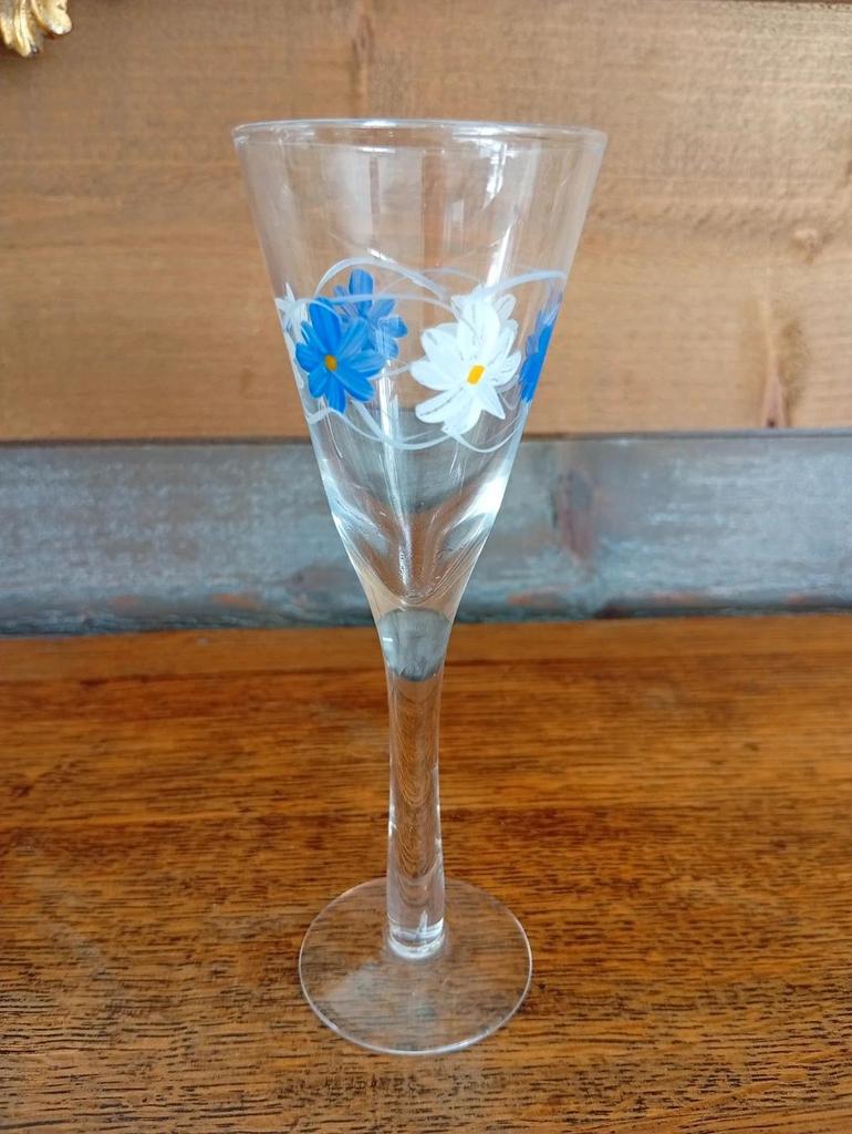 Très jolis verres à liqueur
