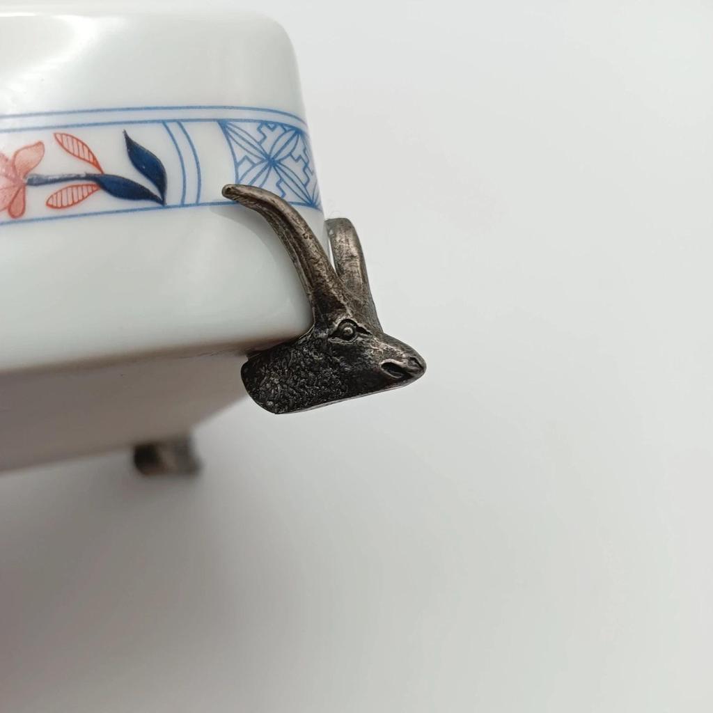 Très jolie bonbonnière vintage en porcelaine sur 4 pieds en métal