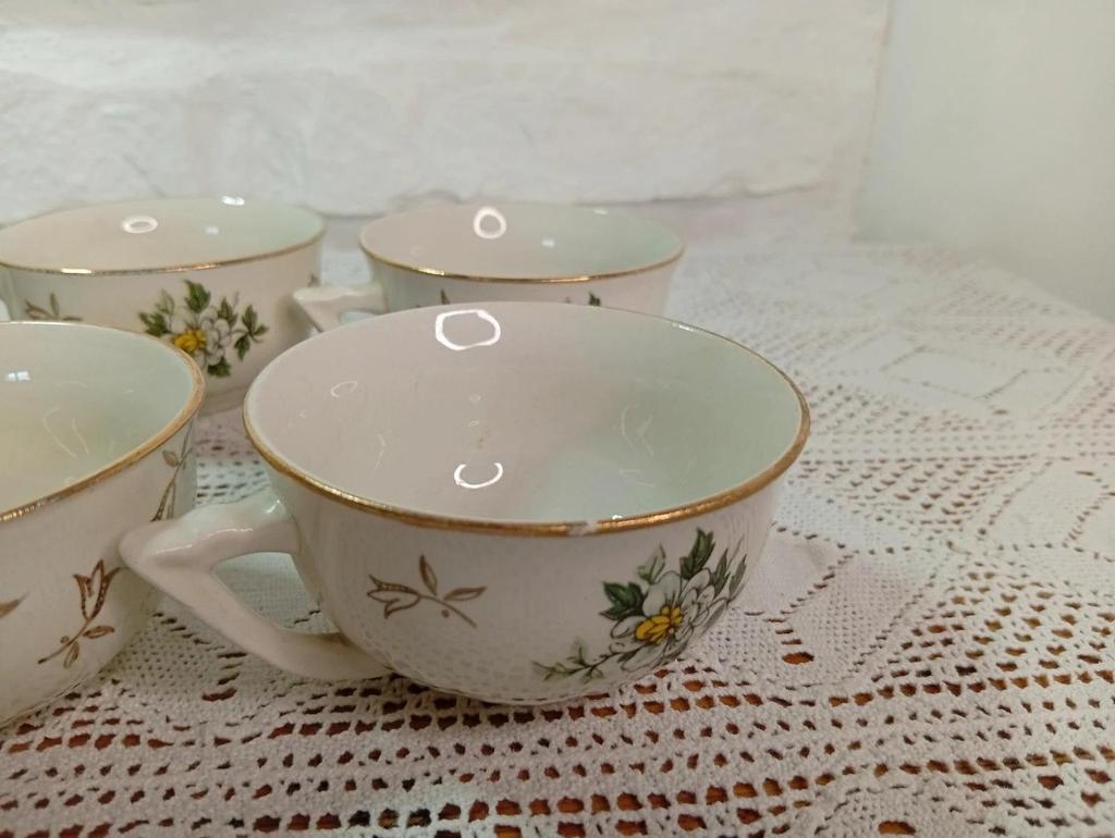 Très jolies tasses à café en porcelaine blanche