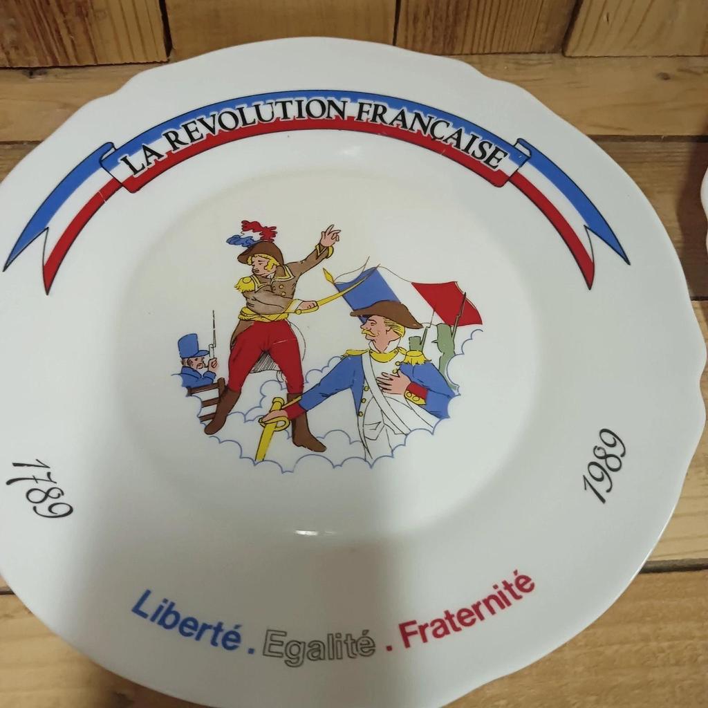 Très joli lot d'anciennes assiettes commémorative de la révolution française
