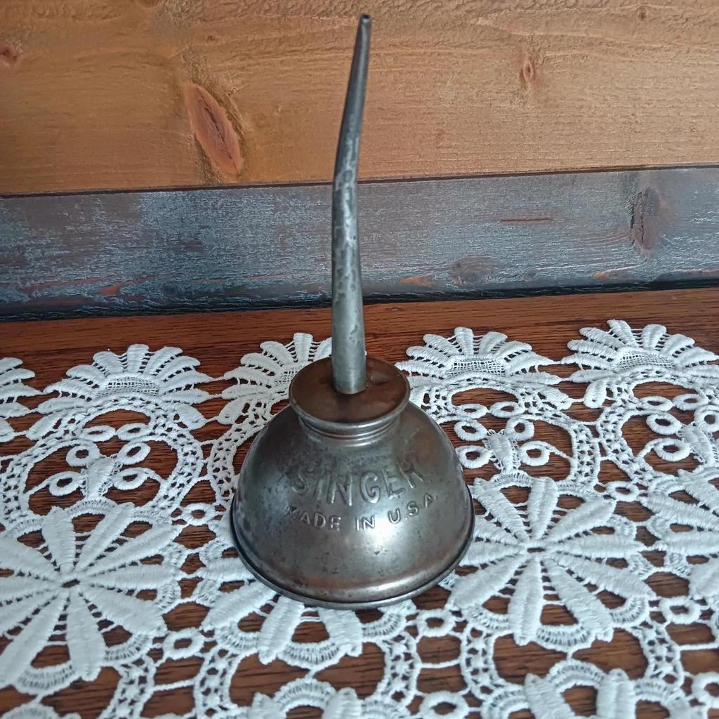 Très jolie ancienne grande burette à huile Singer